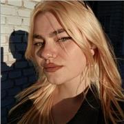 La lengua y literatura es mi punto estrella. Soy una mujer de Madrid, España. Cursé dos años de bachillerato especializado en humanidades.